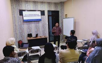 MOEH. ARIEF AJAK MAHASISWA MANAJEMEN UNUSIDA BERPERAN AKTIF MENJAGA KUALITAS DEMOKRASI DALAM BAWASLU SIDOARJO MENGAJAR GOES TO CAMPUS