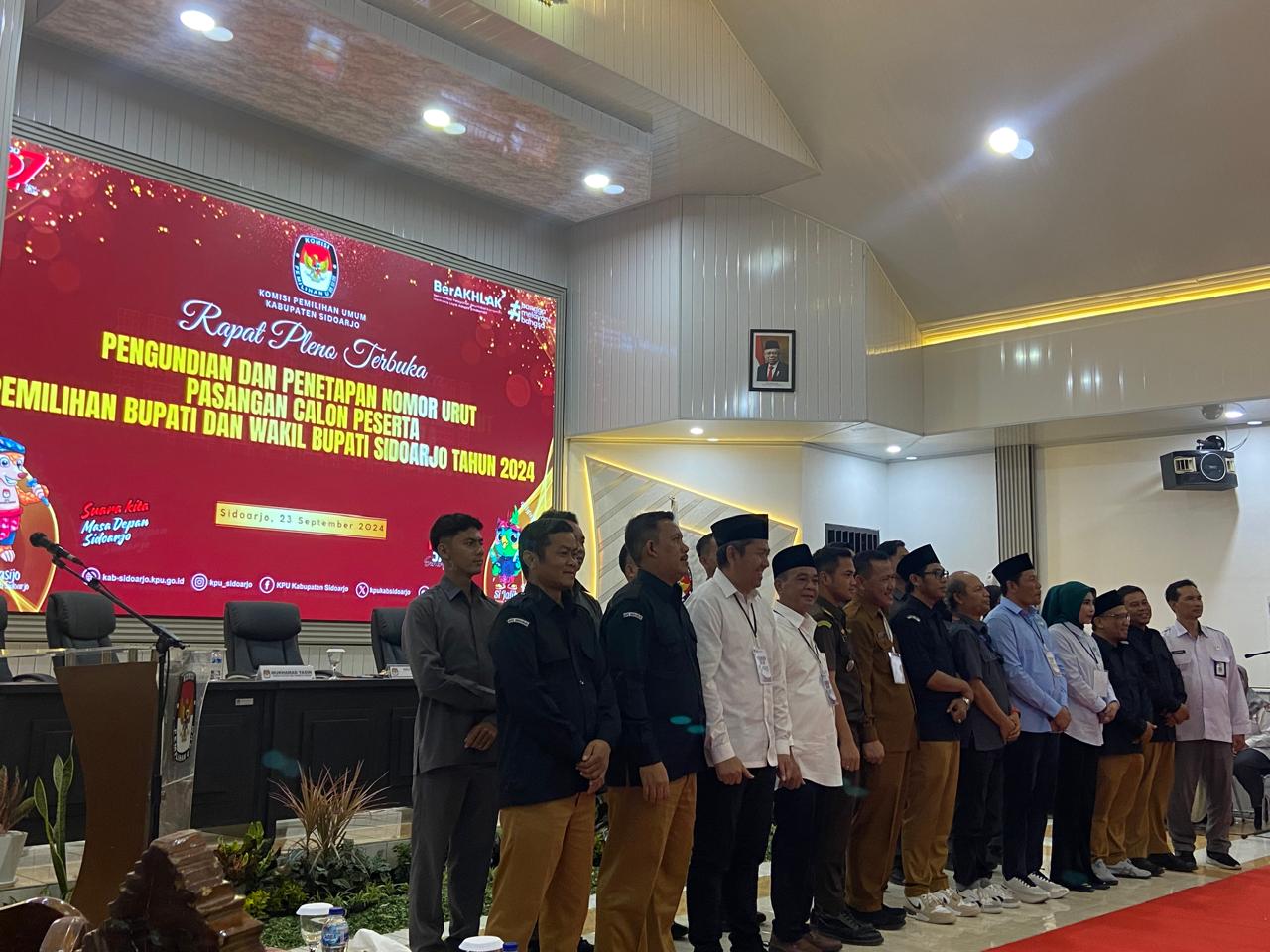 BAWASLU SIDOARJO AWASI LANGSUNG PLENO PENETAPAN NOMOR URUT PASLON BUPATI DAN WAKIL BUPATI SIDOARJO