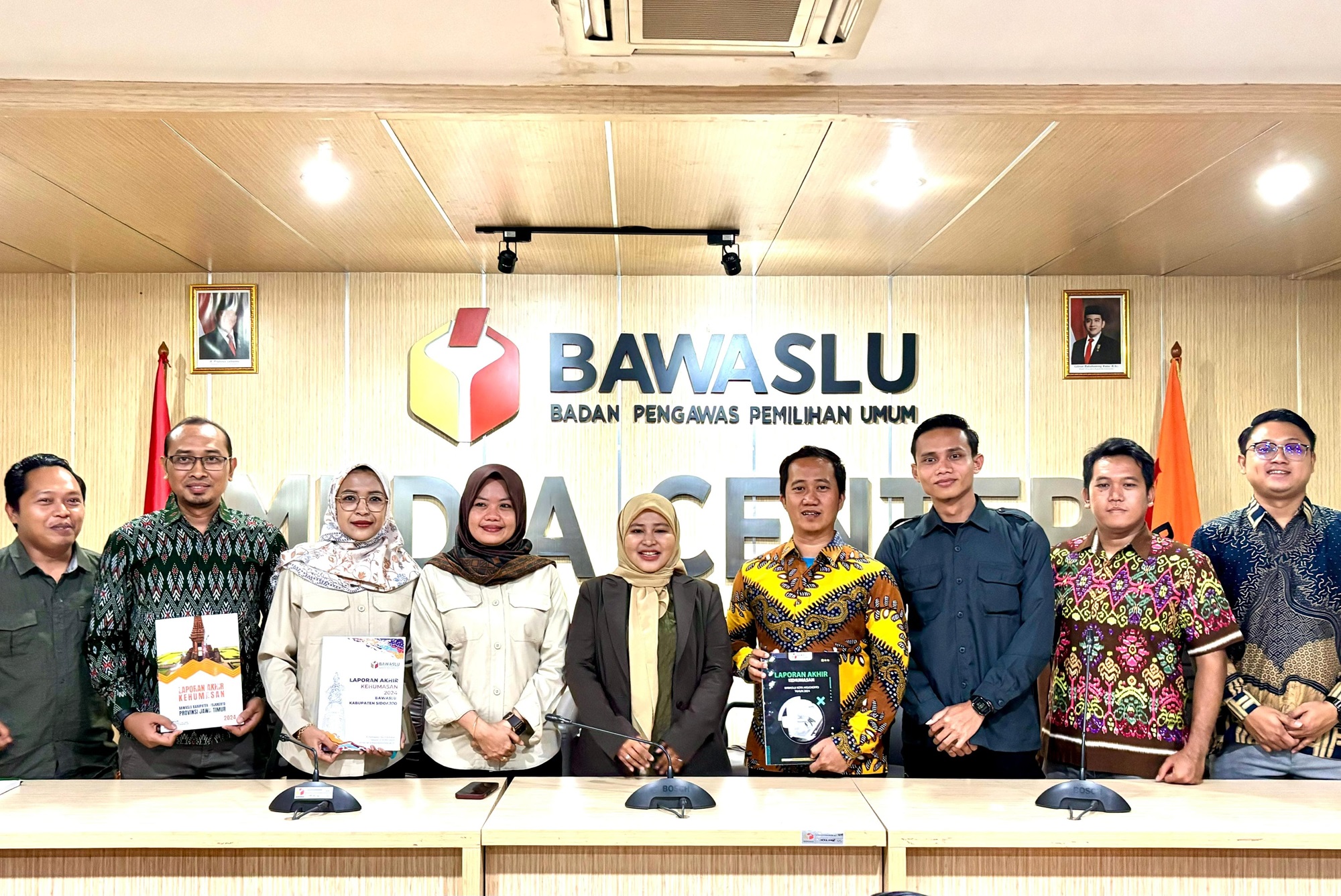 BAWASLU SIDOARJO SERAHKAN LAPORAN AKHIR KEHUMASAN TAHUN 2024