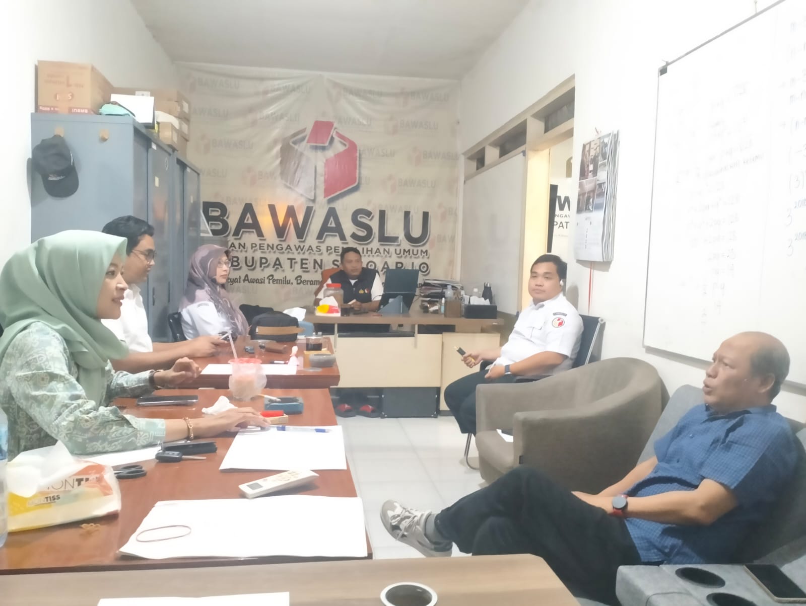 BAWASLU SIDOARJO GELAR RAPAT PLENO MINGGUAN, BAHAS RENCANA KERJA DAN PENATAAN JABATAN STRUKTURAL