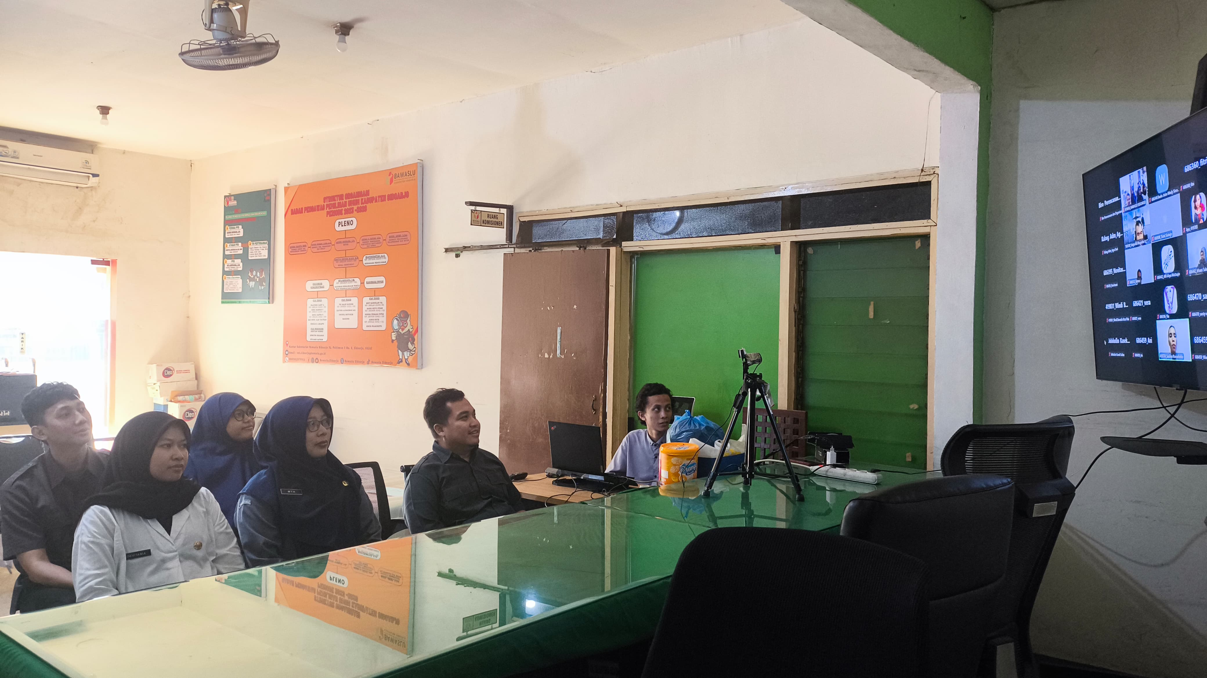 BAWASLU SIDOARJO HADIRI RAPAT PEMBAHASAN RELAKSASI ANGGARAN TAHUN 2025 YANG DISELENGGARAKAN BAWASLU RI SECARA DARING