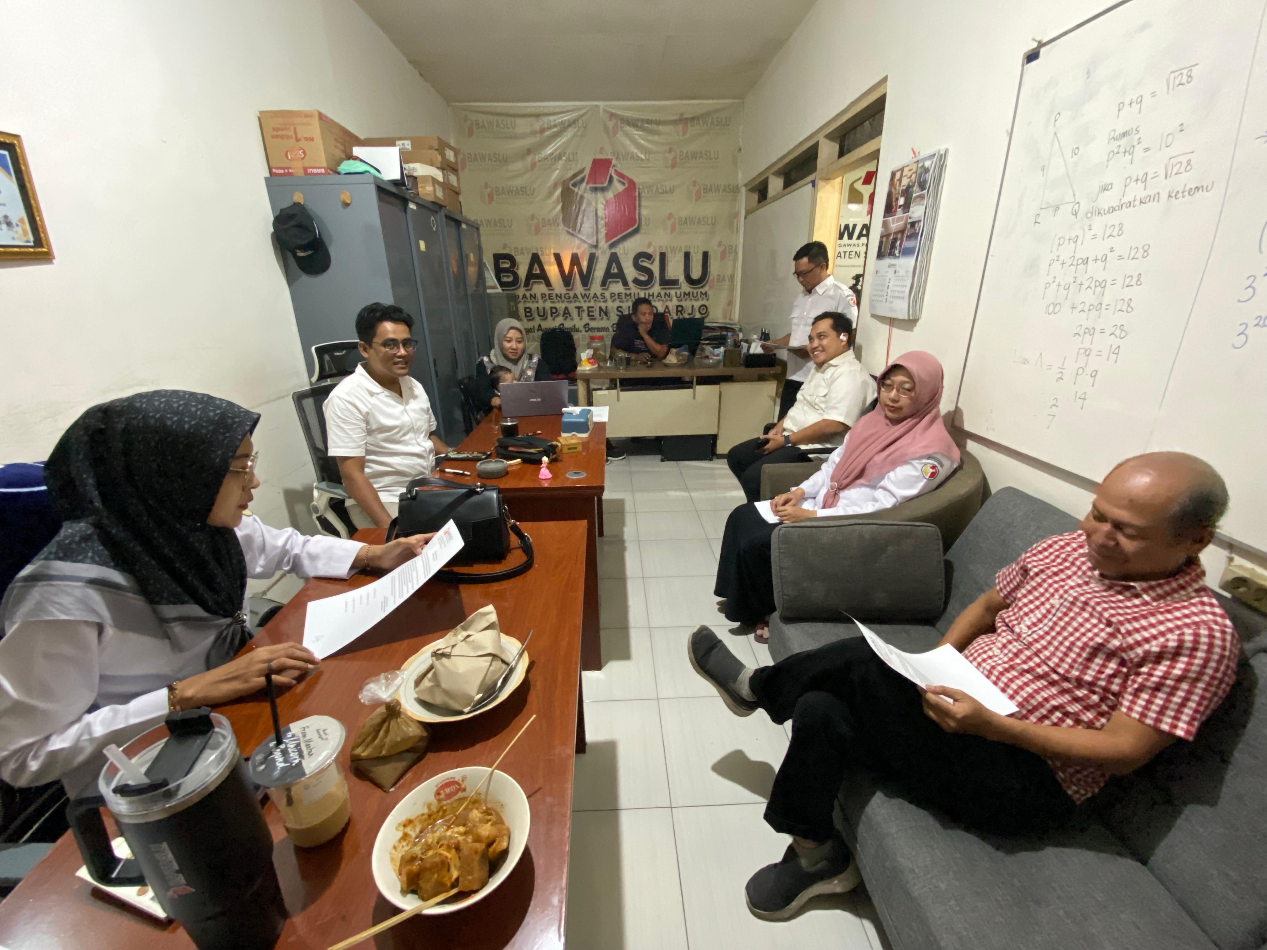 PLENO MINGGUAN BAWASLU SIDOARJO: FOKUS PENGAWASAN PEMUTAKHIRAN DATA PEMILIH BERKELANJUTAN (PDPB) TRIMESTER II