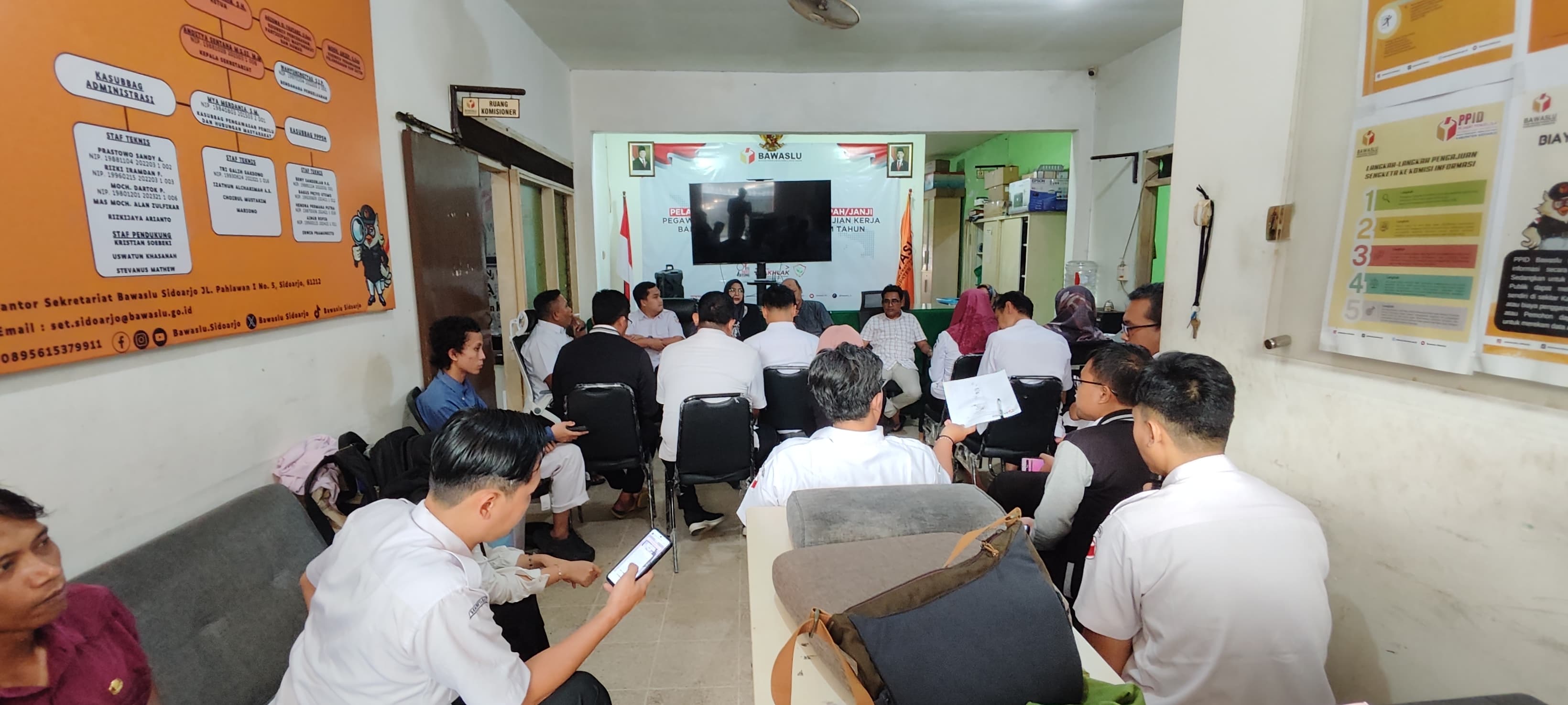 BERIKAN PEMBEKALAN KEPADA PPPK TERLANTIK, BAWASLU SIDOARJO GELAR RAPAT KOORDINASI INTERNAL DAN SAMPAIKAN PROGRAM PRIORITAS