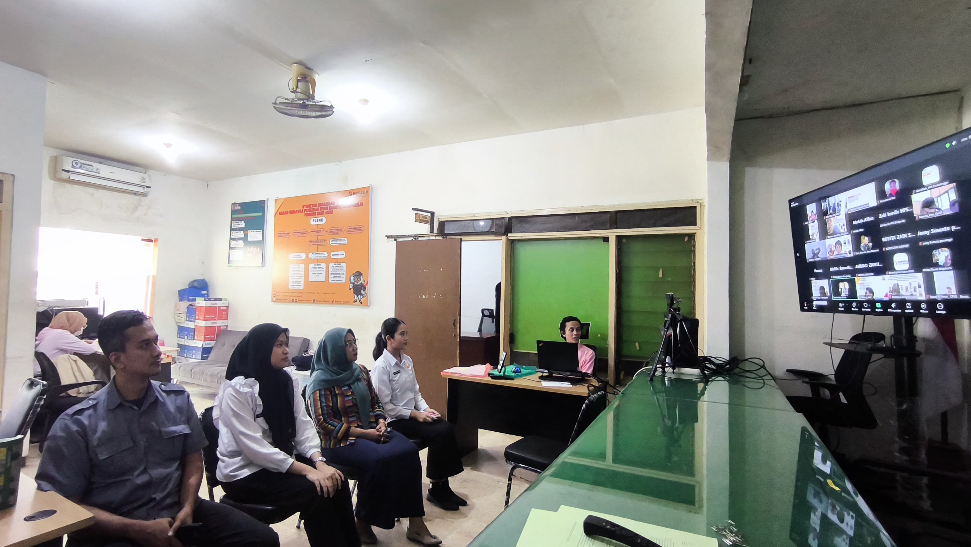 BAWASLU SIDOARJO HADIRI KAJIAN YURIDIS DAN EMPIRIS PILGUB PAPUA 2024 BERDASARKAN PUTUSAN MK NOMOR 304/PHPU.GUB-XXIII/2025 SECARA DARING