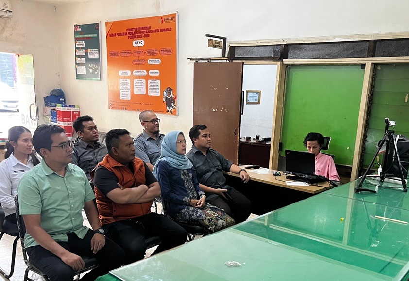 PERKUAT SINERGI HUMAS DAN DATA INFORMASI, BAWASLU SIDOARJO HADIRI FORUM “CANGKRUKAN DEMOKRASI”EDISI KEEMPAT