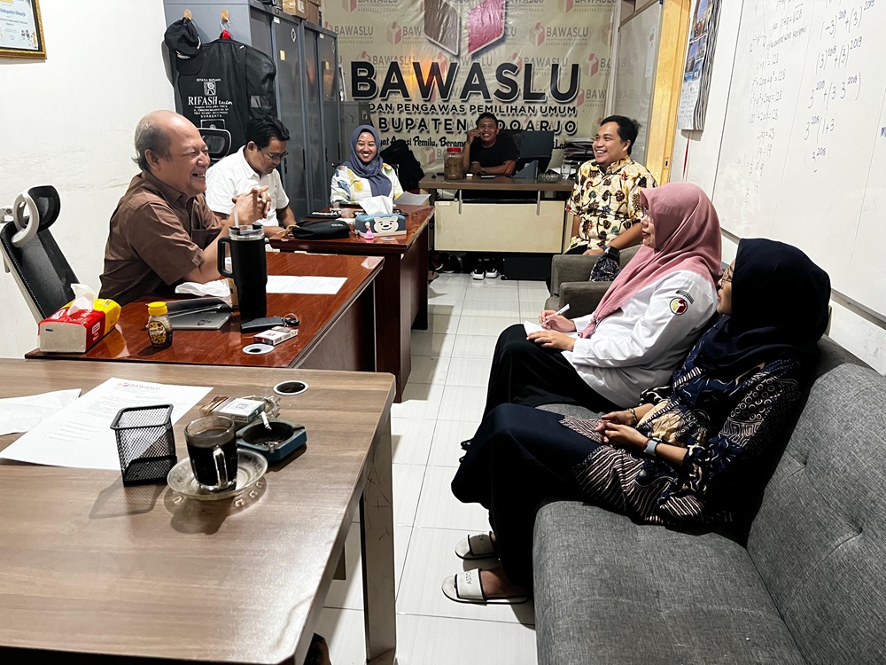 PLENO MINGGUAN BAWASLU SIDOARJO: SUSUN KONSEP SOSIALISASI MPLS DAN EVALUASI PERSIAPAN AKHIR UJI PETIK DATA PEMILIH