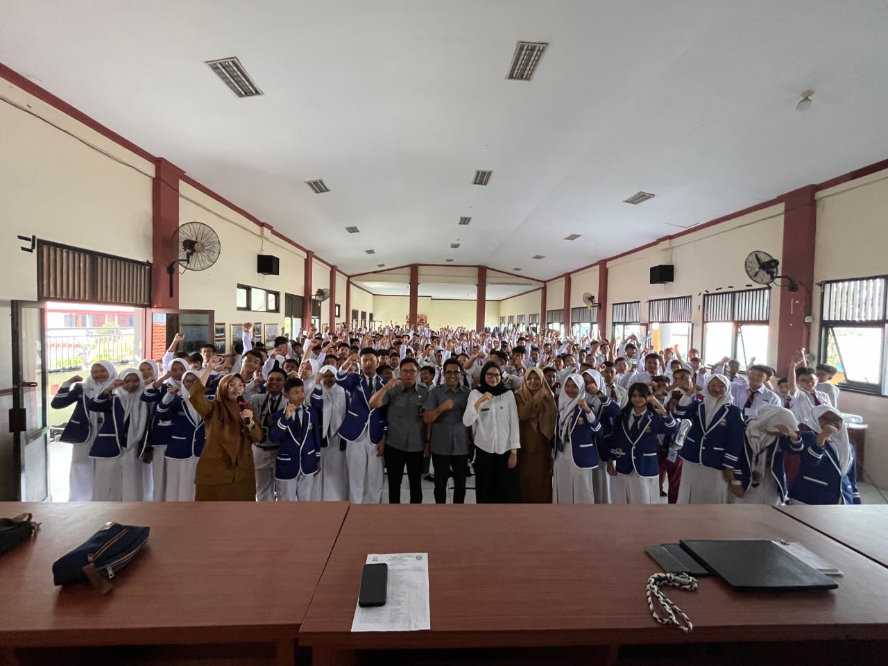 TURUT SUKSESKAN MPLS, BAWASLU SIDOARJO BEKALI PELAJAR SMPN 3 SIDOARJO TENTANG DEMOKRASI SANTUN SEJAK DINI