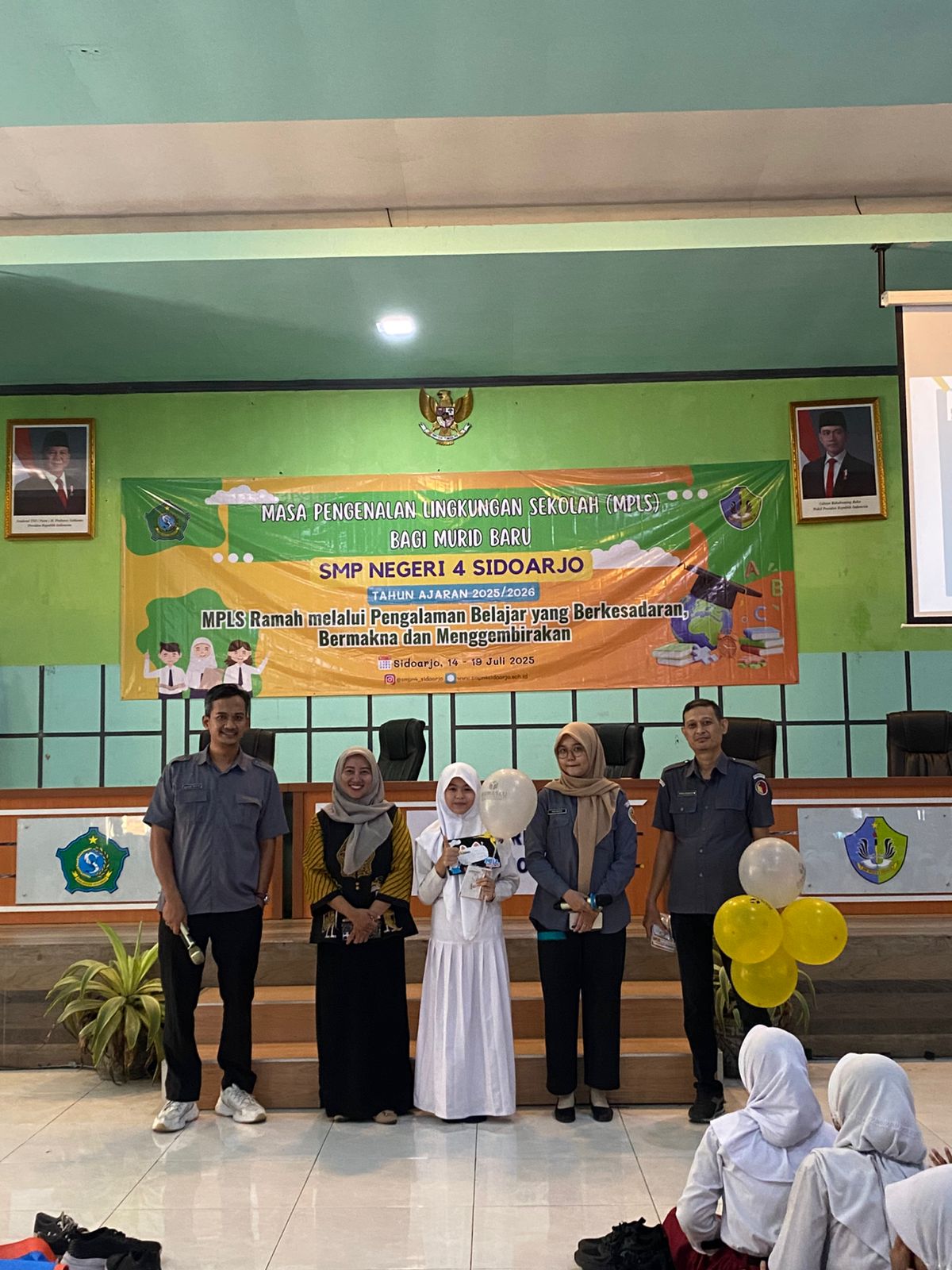 BAWASLU SIDOARJO AJAK SISWA SMPN 4 SIDOARJO BELAJAR DEMOKRASI DALAM KEGIATAN MPLS