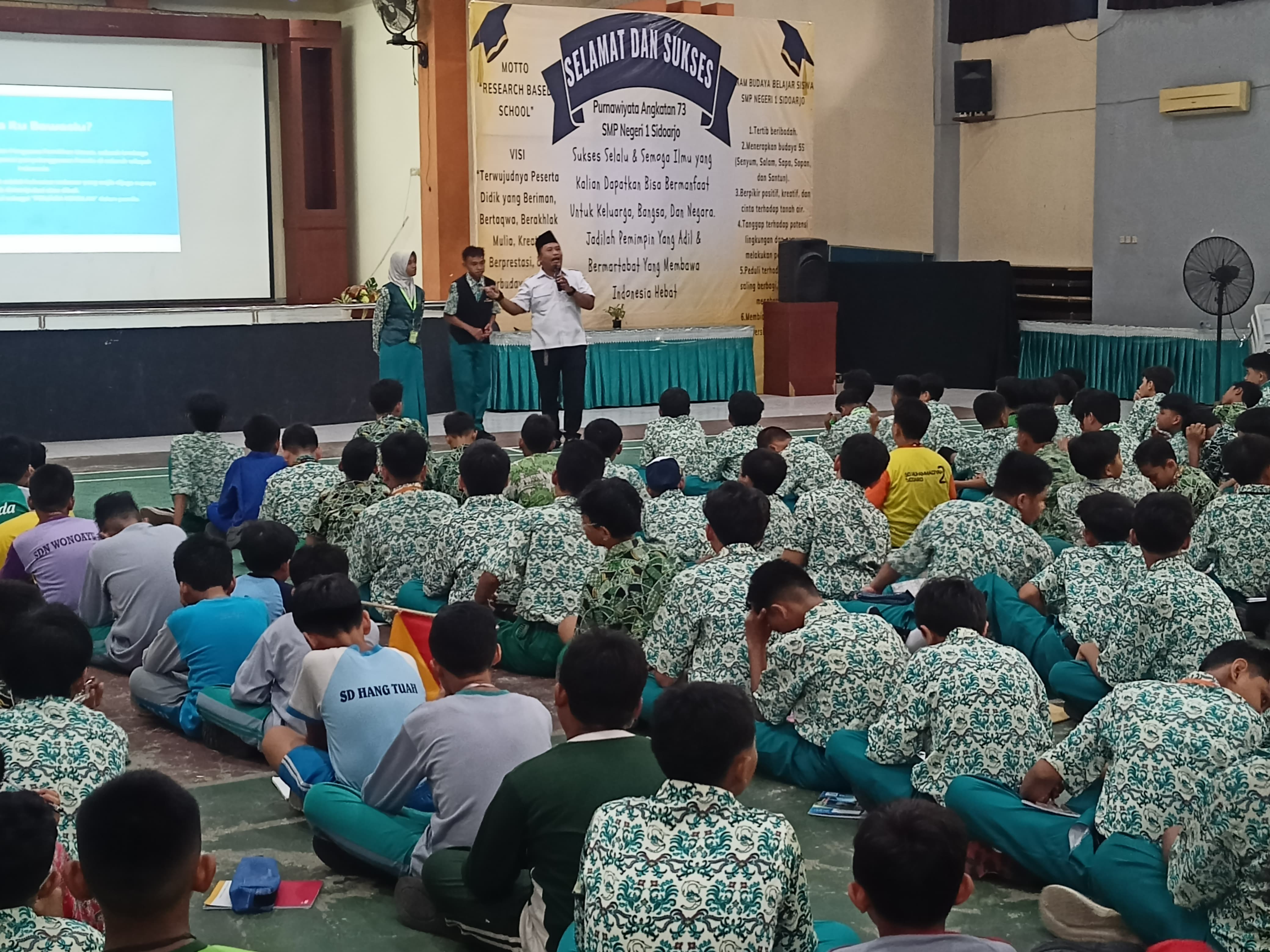 TANAMKAN NILAI DEMOKRASI SEJAK DINI, BAWASLU SIDOARJO HADIR DI MPLS SMPN 1 SIDOARJO