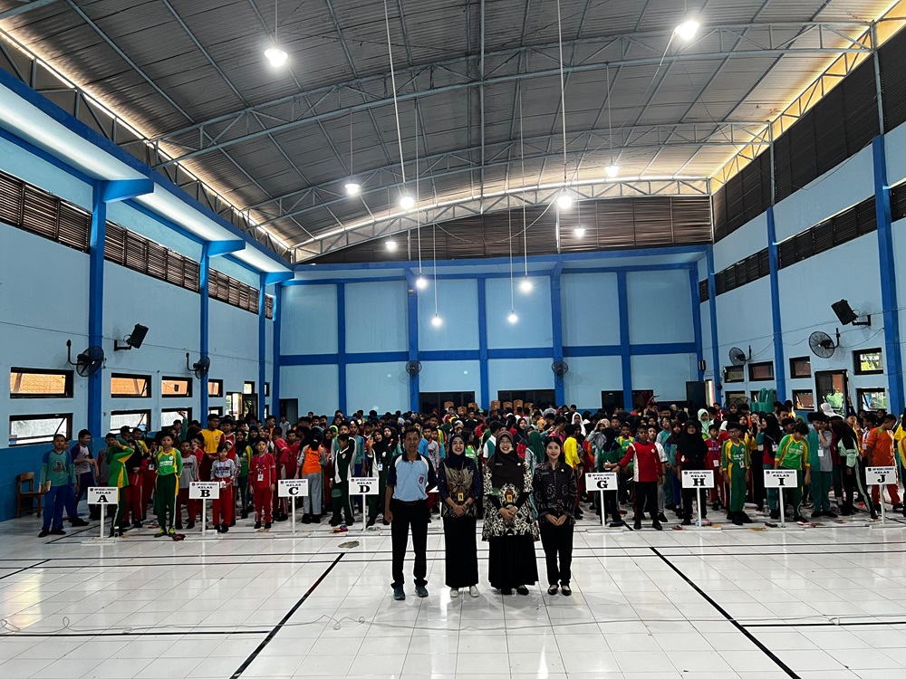 KENALKAN DEMOKRASI LEWAT MPLS, BAWASLU SIDOARJO AJAK SISWA SMPN 2 SIDOARJO PEDULI DAN RAWAT DEMOKRASI