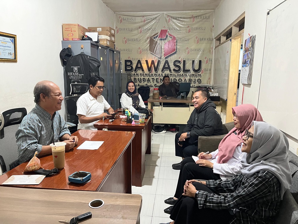 RAPAT PLENO MINGGUAN BAWASLU SIDOARJO: RENCANAKAN DISKUSI HUKUM RUTIN, PENGUATAN KELEMBAGAAN DAN PERINGATAN HARI KEBAYA NASIONAL