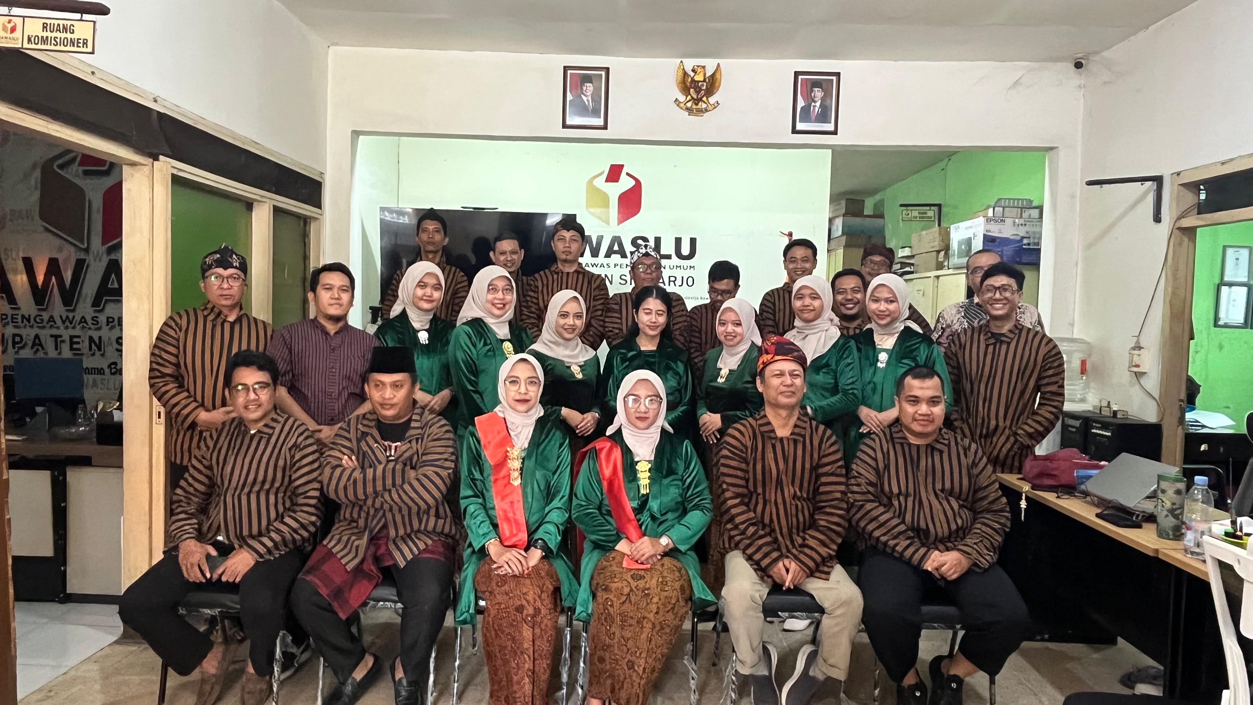 MERAWAT BUDAYA, MENJAGA DEMOKRASI: BAWASLU SIDOARJO PERINGATI HARI KEBAYA NASIONAL