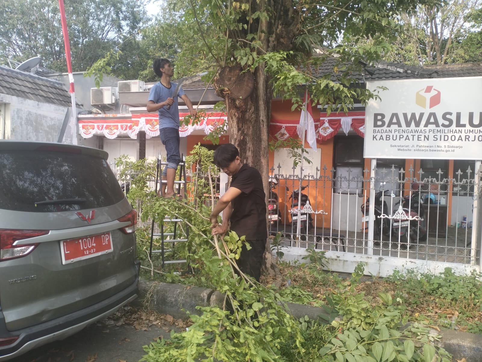 SAMBUT BULAN KEMERDEKAAN, BAWASLU SIDOARJO HIASI DAN BERSIHKAN LINGKUNGAN KANTOR 