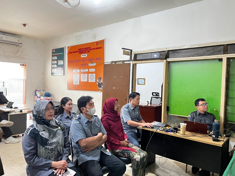 BAWASLU SIDOARJO HADIRI RAPAT EVALUASI PENGAWASAN PEMUTAKHIRAN DATA PEMILIH BERKELANJUTAN (PDPB) YANG DIGELAR BAWASLU JAWA TIMUR SECARA DARING