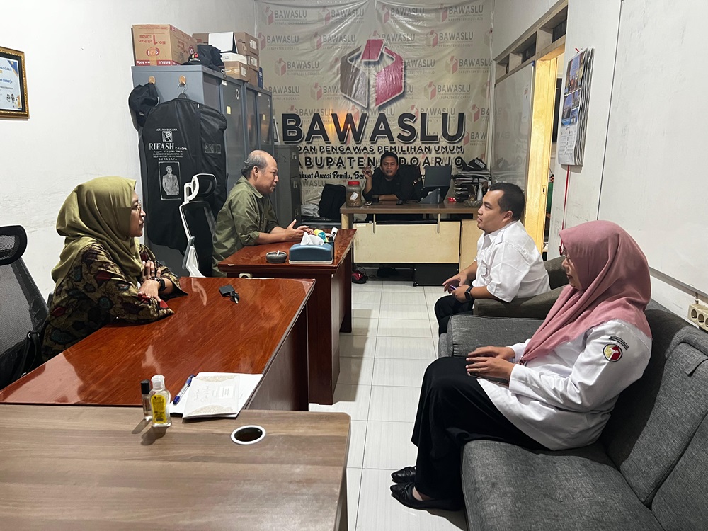 PLENO MINGGUAN BAWASLU SIDOARJO: MATANGKAN AGENDA PENGUATAN KAPASITAS BULAN SEPTEMBER DAN STAFF MEETING SECARA BERKALA