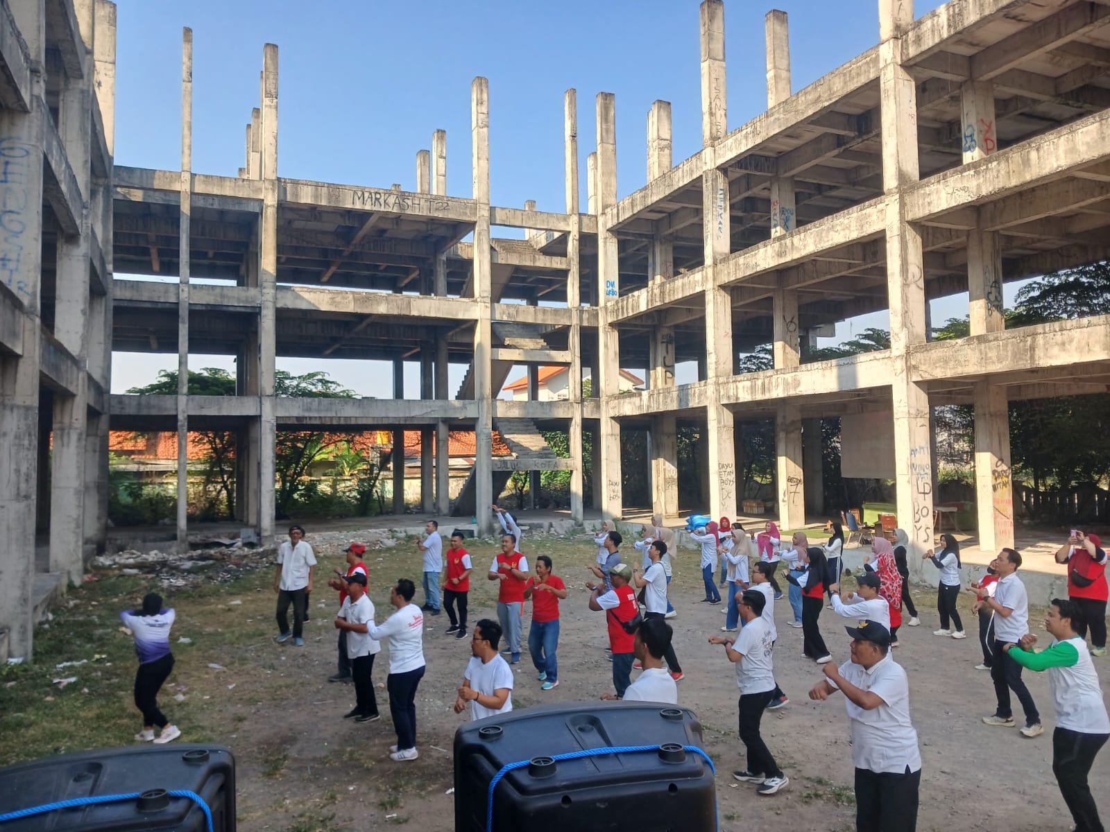 SEMARAKKAN HUT RI KE 80, BAWASLU SIDOARJO MENGIKUTI SENAM BERSAMA DI LINGKUNGAN PAHLAWAN GANG 1