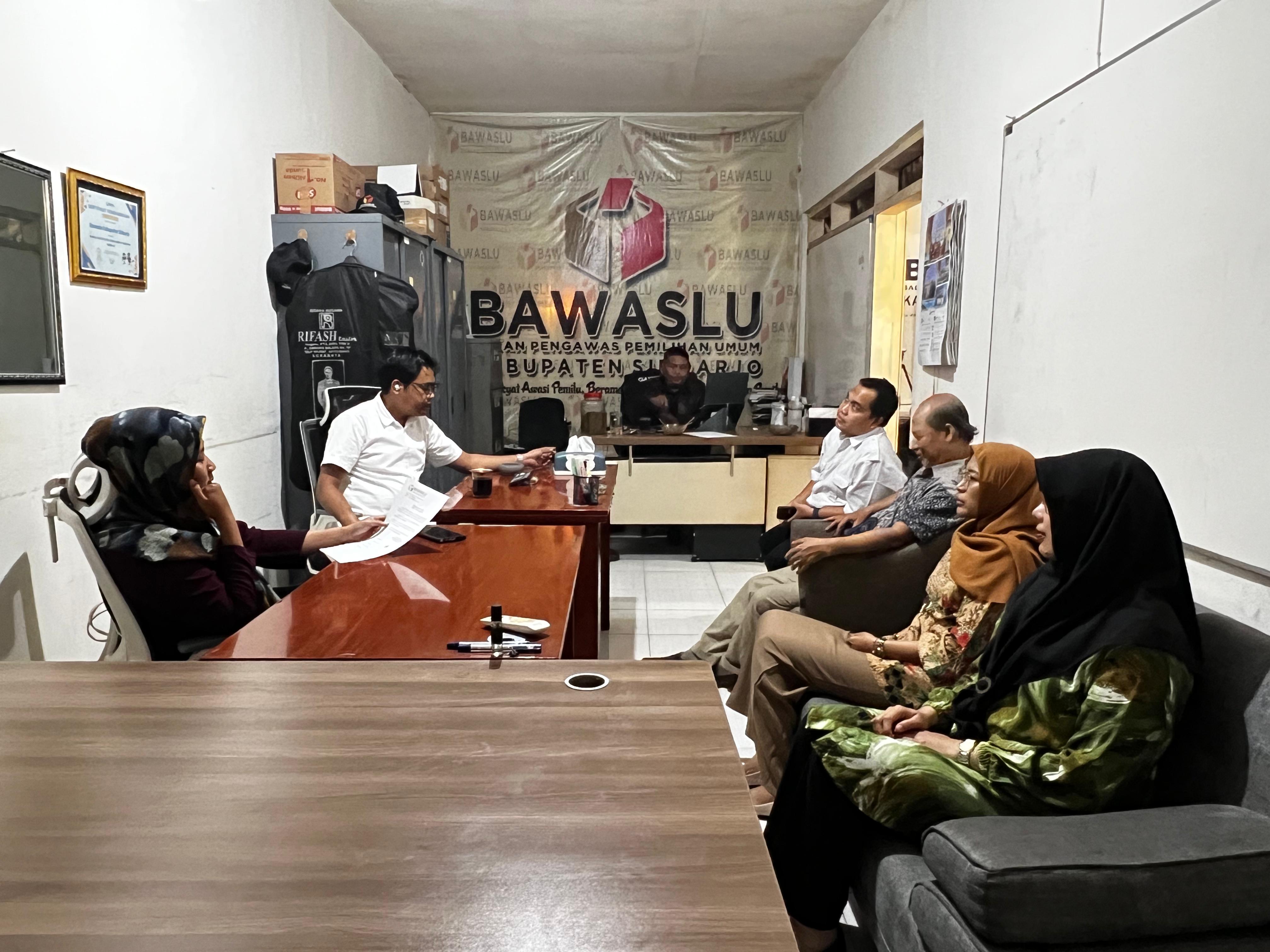 PLENO MINGGUAN BAWASLU SIDOARJO: OPTIMALKAN KINERJA LEMBAGA DENGAN PENATAAN JAJARAN STAF SEKRETARIAT 