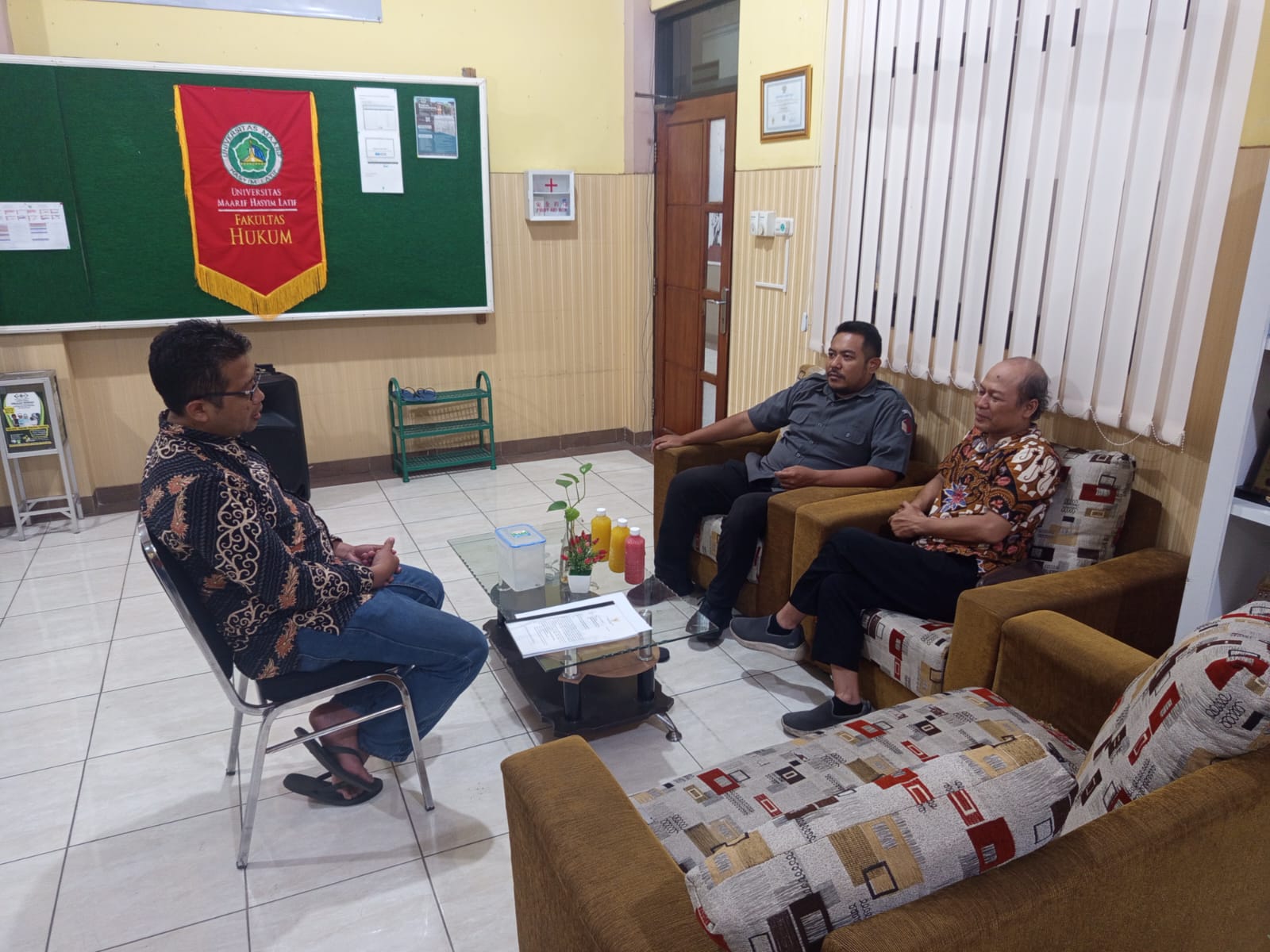 BAWASLU SIDOARJO KUNJUNGI PERGURUAN TINGGI DI SIDOARJO UNTUK SOSIALISASIKAN KOMPETISI DEBAT PENEGAKAN HUKUM PEMILU V TAHUN 2025
