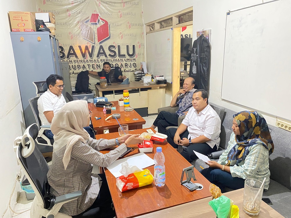 PLENO MINGGUAN BAWASLU SIDOARJO: SUSUN STRATEGI PELAKSANAAN PENGAWASAN COKLIT TERBATAS (COKTAS) KPU SIDOARJO DAN AGENDA PENGUATAN SDM