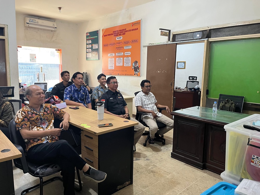 BAWASLU SIDOARJO HADIRI PEER LEARNING VOL.4 BAWASLU JATIM TENTANG LITERASI DEMOKRASI