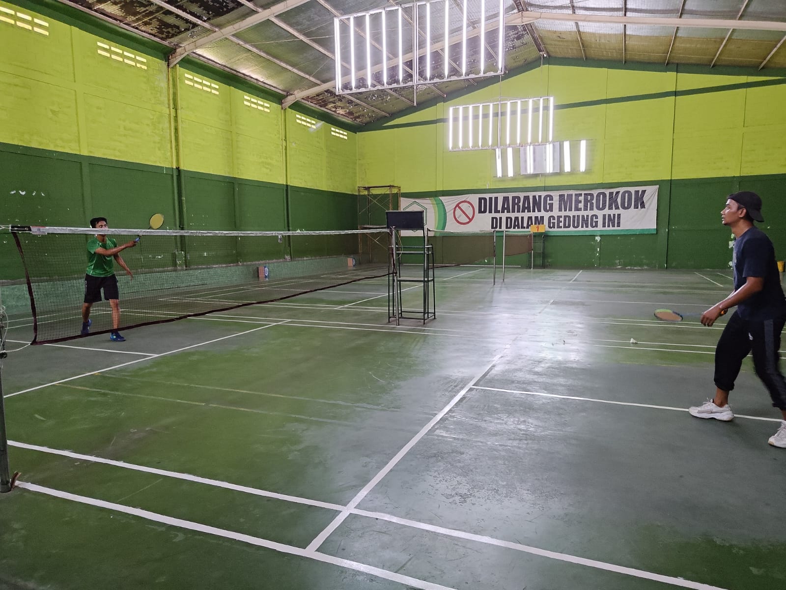IMPLEMENTASIKAN JUMAT SEHATI, BAWASLU SIDOARJO LAKUKAN OLAHRAGA BADMINTON 