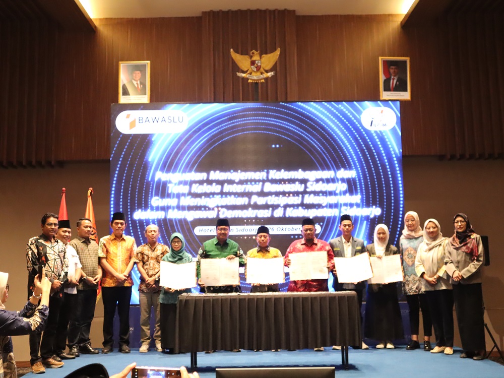 PERKUAT LITERASI DEMOKRASI MASYARAKAT, BAWASLU SIDOARJO TANDATANGANI MOU DENGAN BERBAGAI LEMBAGA STRATEGIS
