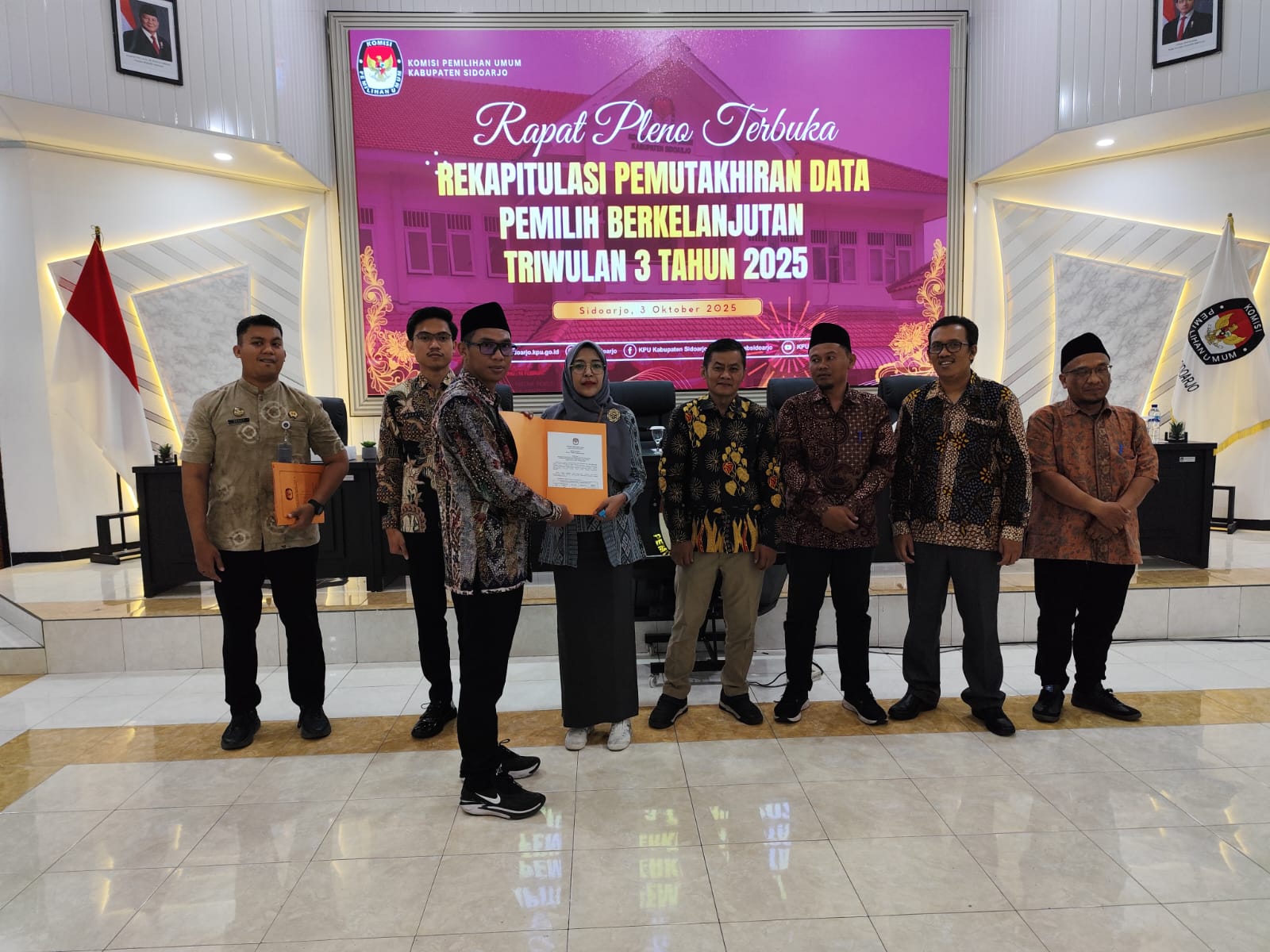 PASTIKAN HAK PILIH MASYARAKAT SIDOARJO TERLINDUNGI, BAWASLU SIDOARJO LAKUKAN PENGAWASAN MELEKAT PLENO REKAPITULASI PDPB TRIWULAN III 