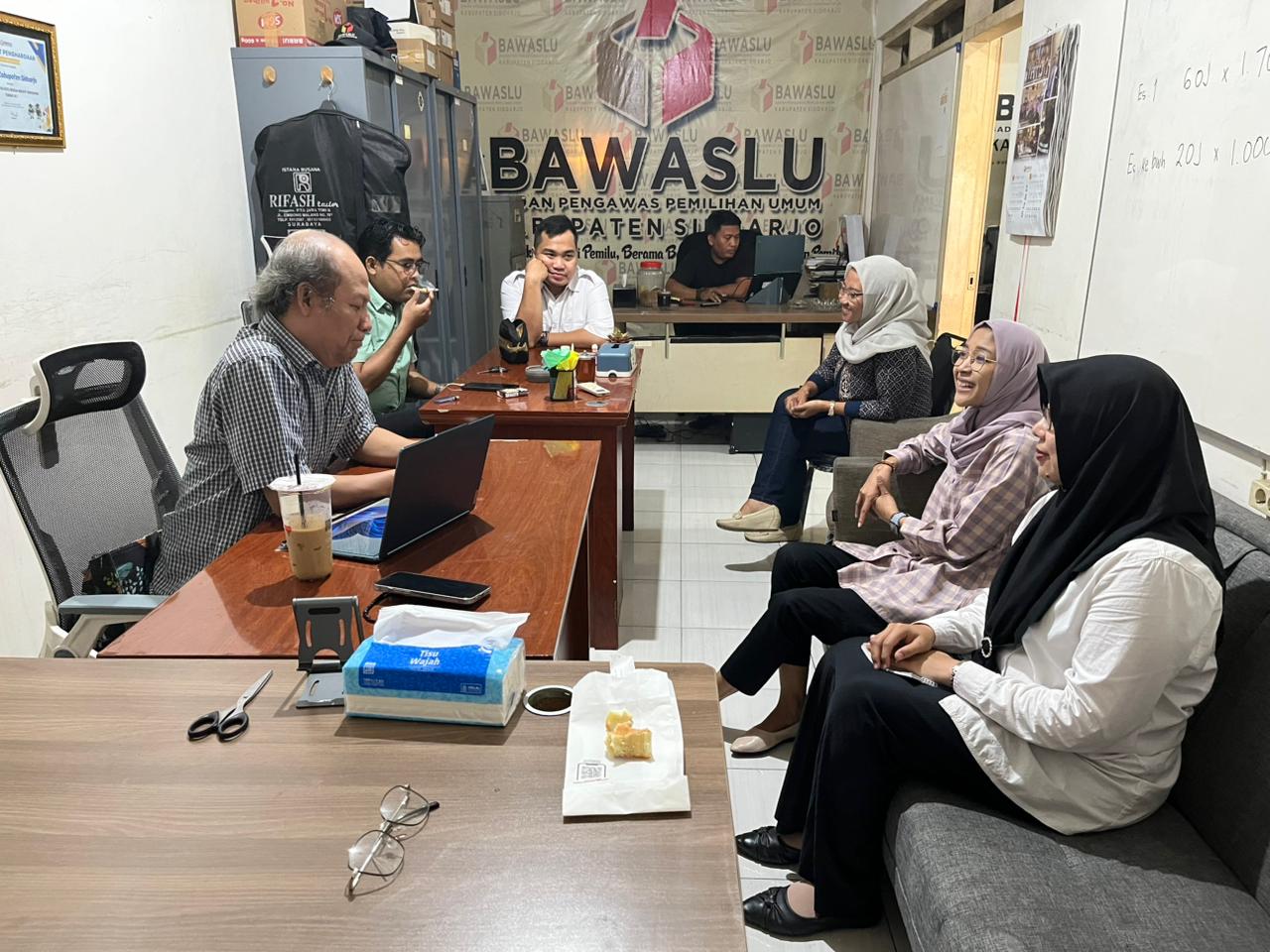 PLENO MINGGUAN BAWASLU SIDOARJO: FINALISASI KEGIATAN PENGUATAN KELEMBAGAAN BAWASLU SIDOARJO TAHUN 2025