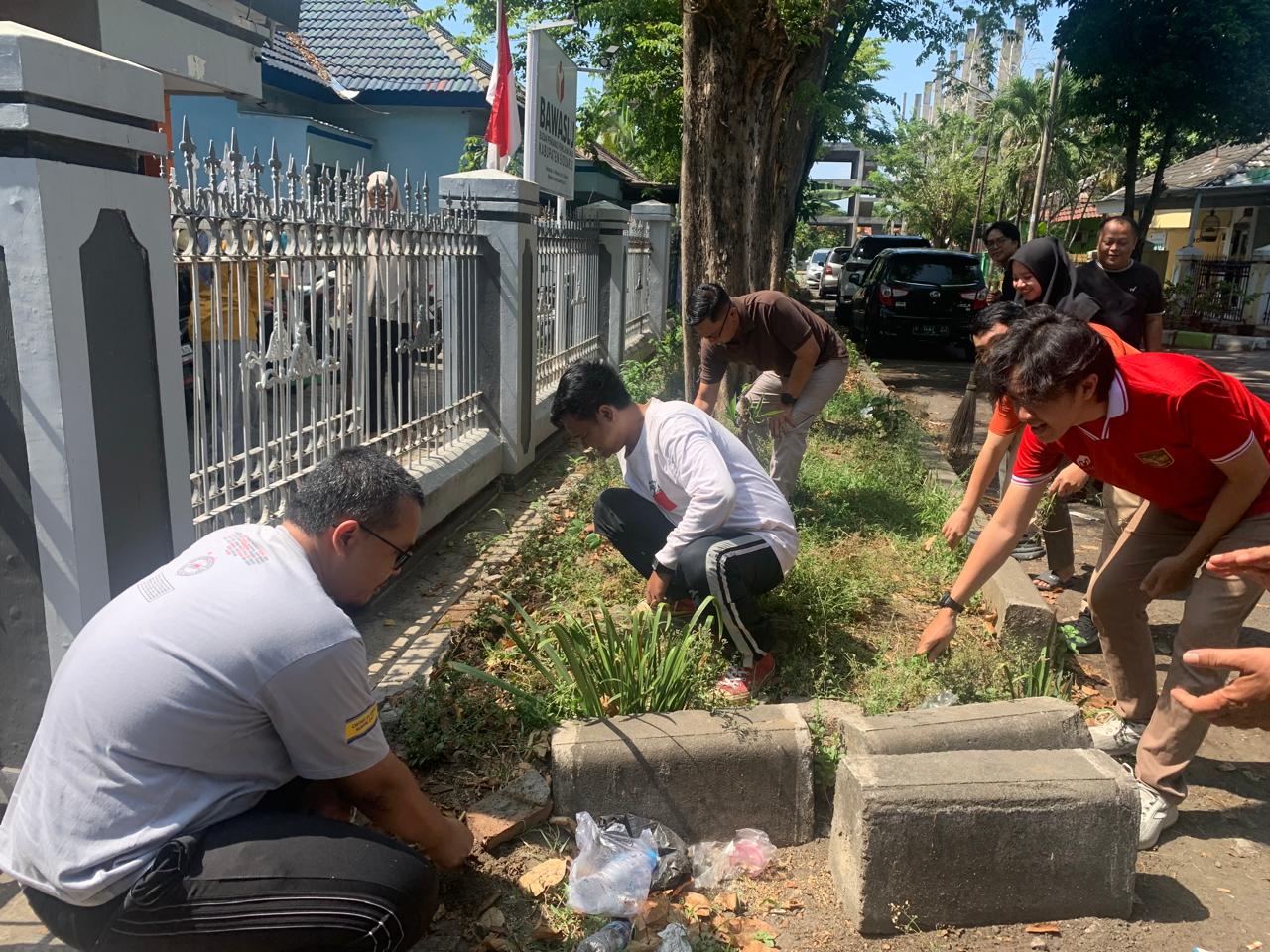 TURUT SUKSESKAN PROGRAM JUMPA BERLIAN BAWASLU RI, BAWASLU SIDOARJO KERJA BAKTI BERSIHKAN LINGKUNGAN KERJA