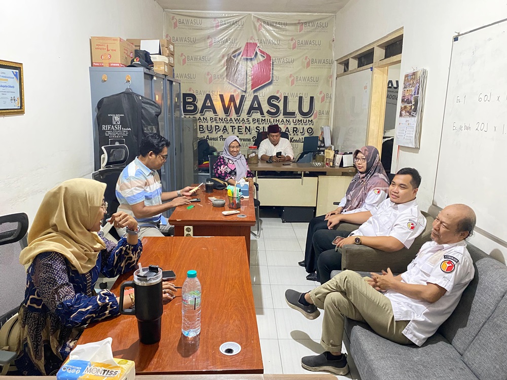 PLENO MINGGUAN BAWASLU SIDOARJO: PEMBAGIAN TIM PELAKSANAAN UJI PETIK PENGAWASAN PDPB TRIWULAN IV TAHUN 2025