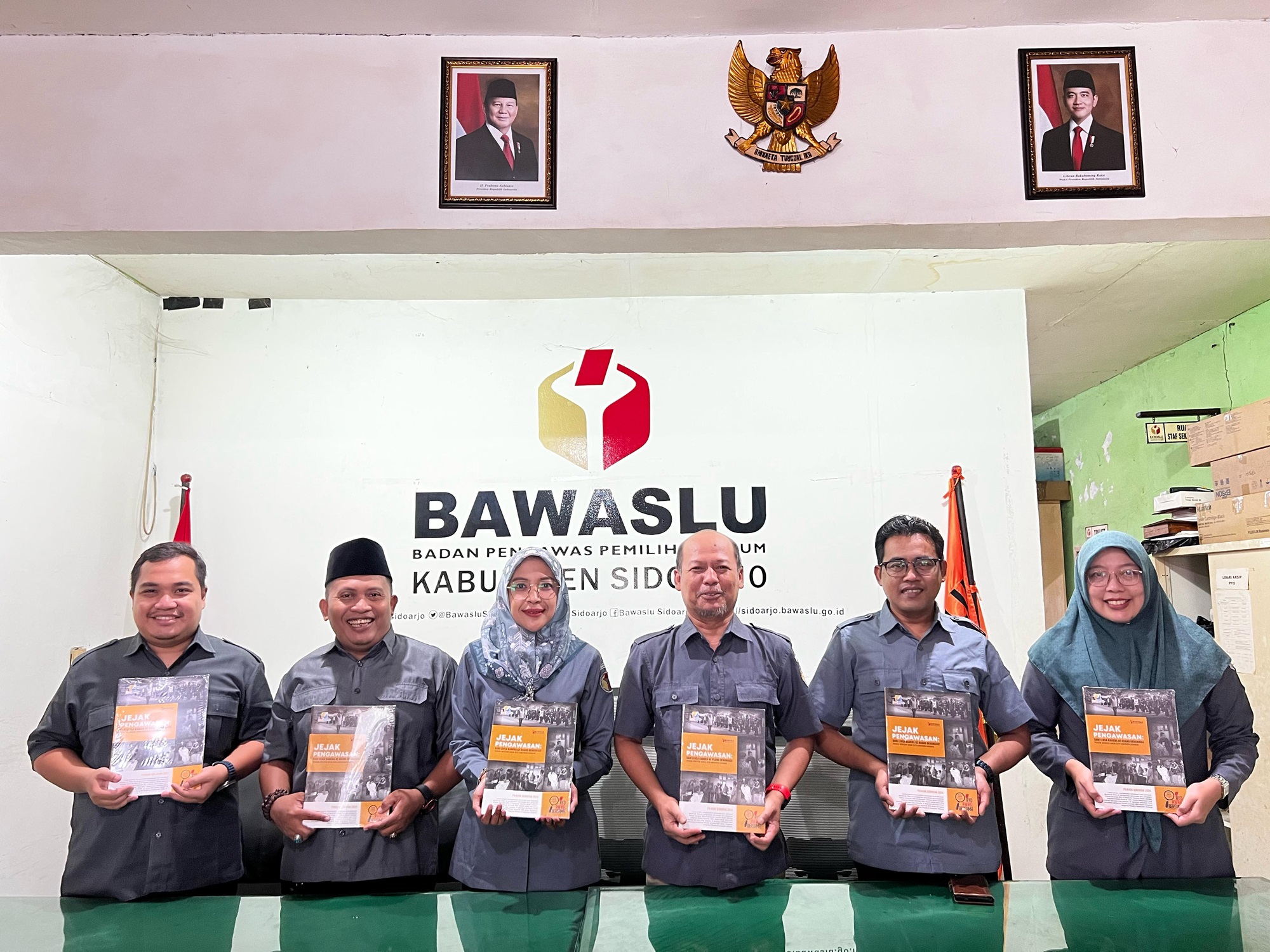 BAWASLU SIDOARJO LUNCURKAN DOKUMENTER PENGAWASAN MELALUI BUKU “JEJAK PENGAWASAN: DARI LENSA KAMERA KE RUANG DEMOKRASI”