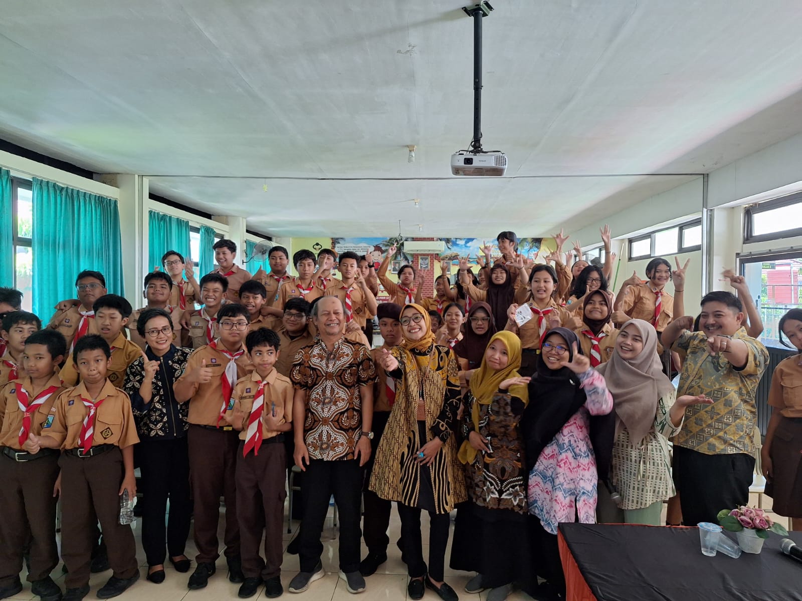 BAWASLU SIDOARJO KENALKAN NILAI DEMOKRASI DAN KEPEMILUAN KEPADA PELAJAR SMP WIDYA WIYATA MELALUI WORKSHOP PEMILU PELAJAR