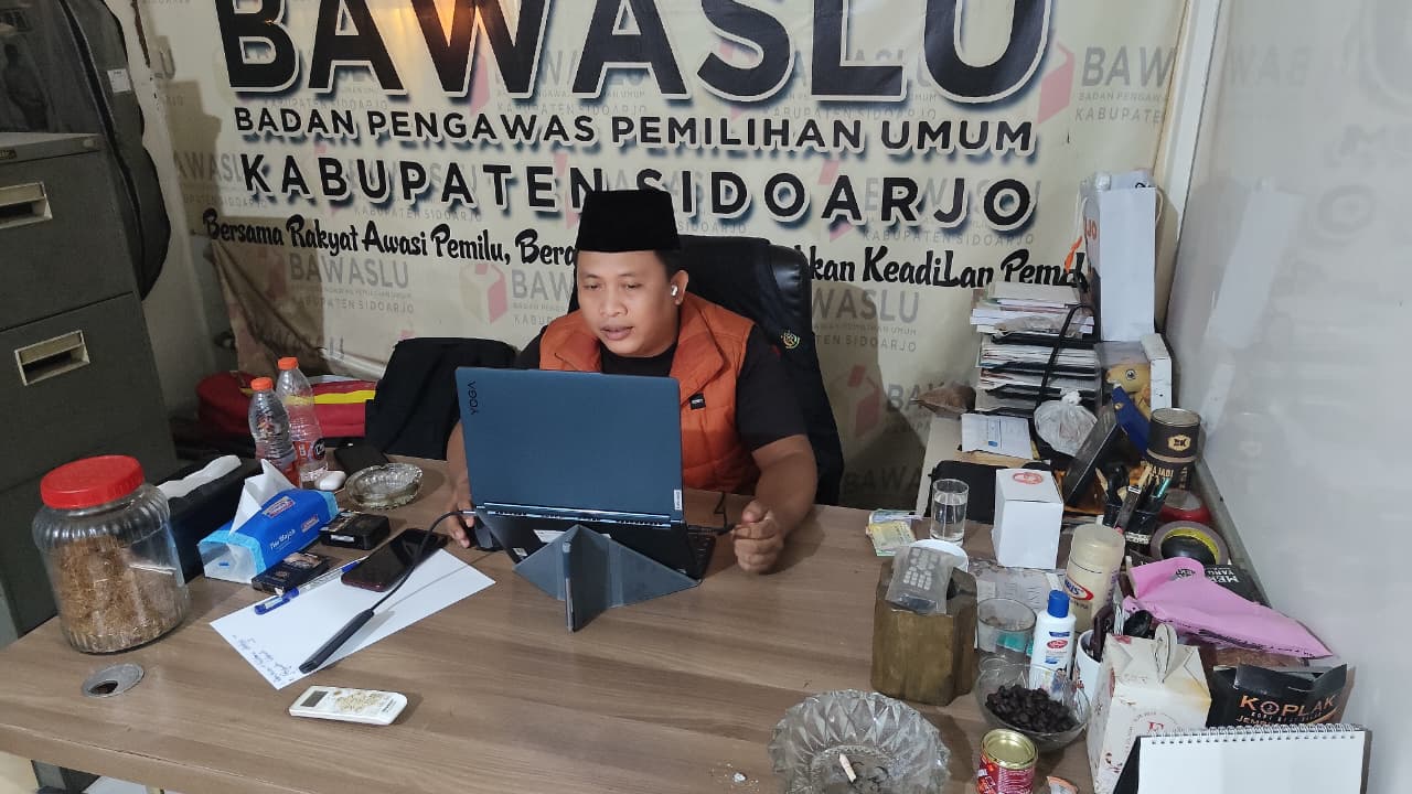 MOEH. ARIEF, ANGGOTA BAWASLU SIDOARJO, JADI NARASUMBER CANGKRUKAN DEMOKRASI BAWASLU JATIM SERI 16