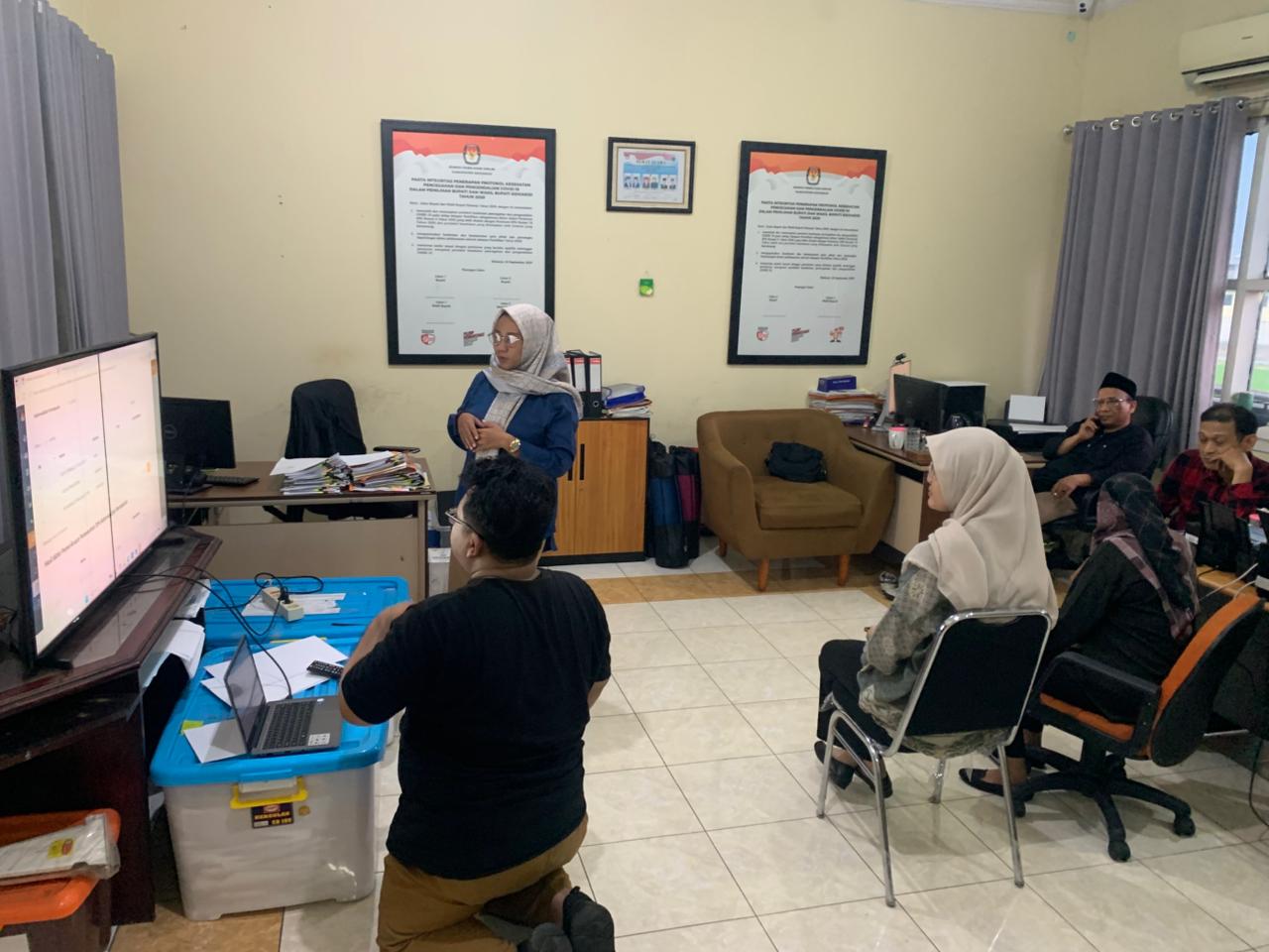 BAWASLU SIDOARJO LAKUKAN KOORDINASI DENGAN KPU TERKAIT PEMUTAKHIRAN DATA PARTAI POLITIK 