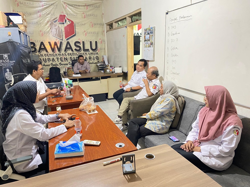 PLENO MINGGUAN BAWASLU SIDOARJO: INVENTARISASI PERMASALAHAN HUKUM PEMILU DAN PILKADA