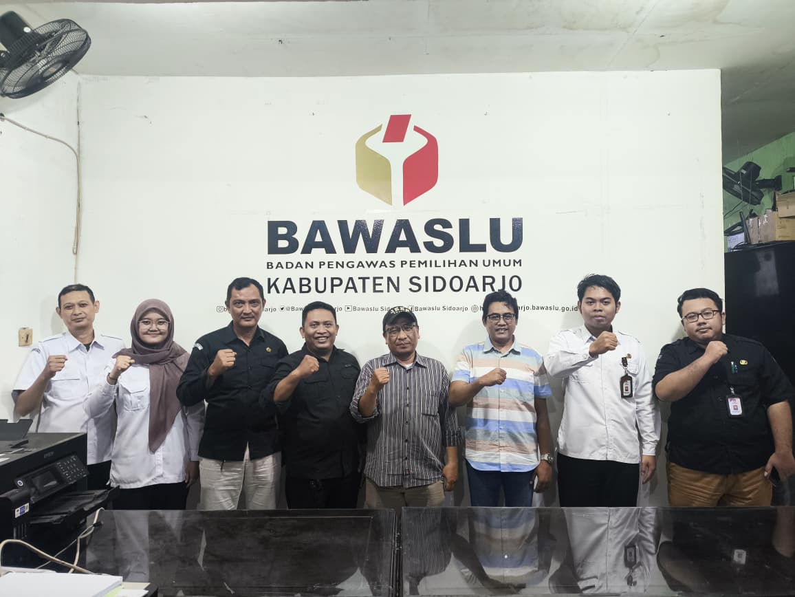 BAWASLU SIDOARJO TERIMA KUNJUNGAN KPU SIDOARJO, PERKUAT KOORDINASI PEMUTAKHIRAN DATA PARTAI POLITIK BERKELANJUTAN