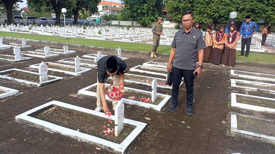 KETUA BAWASLU SIDOARJO IKUTI ZIARAH KE MAKAM PAHLAWAN DAN MAKAM BUPATI TERDAHULU PERINGATI HARJASDA KE-167