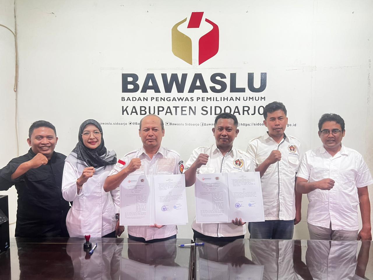 BAWASLU SIDOARJO DAN PWI SIDOARJO TEKEN MOU PERKUAT PUBLIKASI KEPEMILUAN DAN DEMOKRASI