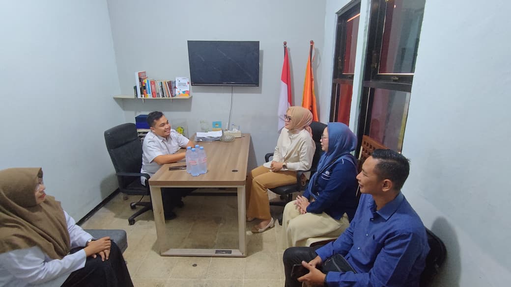 EVALUASI PELAKSANAAN MAGANG, BAWASLU SIDOARJO DAN UNIVERSITAS NAROTAMA DISKUSIKAN KEBUTUHAN MAHASISWA MAGANG