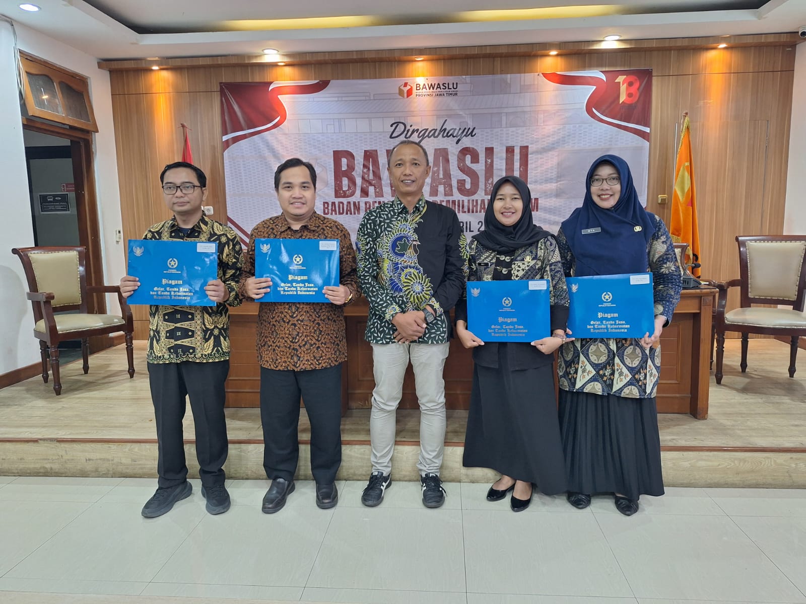 EMPAT PEGAWAI BAWASLU SIDOARJO RAIH PENGANUGERAHAN SATYALANCANA KARYA SATYA X TAHUN  #