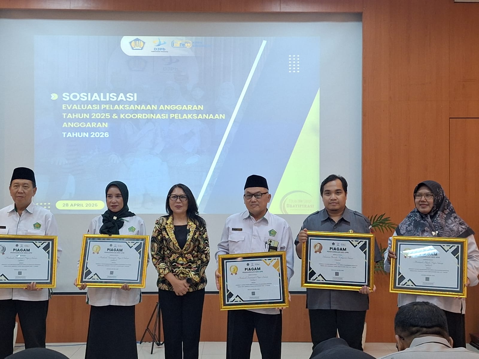 TOREHKAN PRESTASI, SATKER BAWASLU SIDOARJO RAIH PENGHARGAAN SIDO APIK KPPN SIDOARJO SEMESTER II 2025