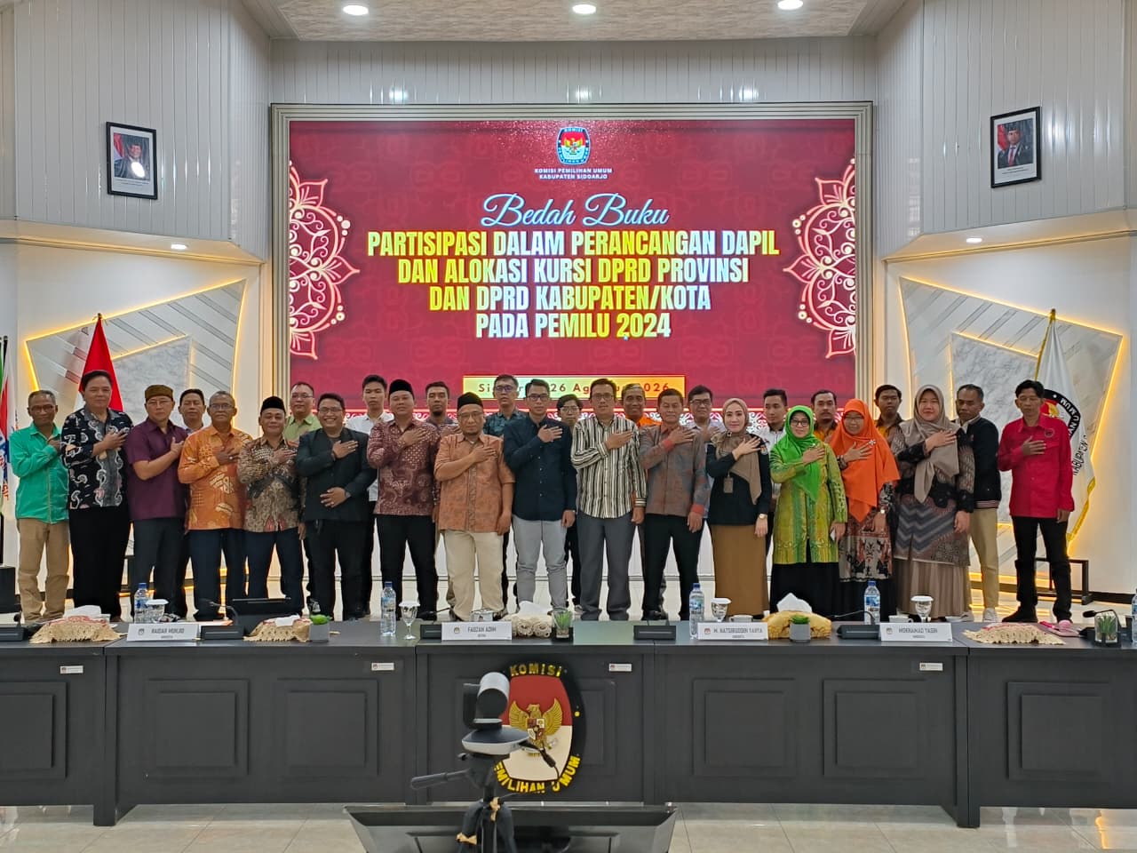 BAWASLU SIDOARJO HADIRI BEDAH BUKU DAN FGD TERKAIT PENYUSUNAN DAPIL DAN ALOKASI KURSI DPRD OLEH KPU SIDOARJO