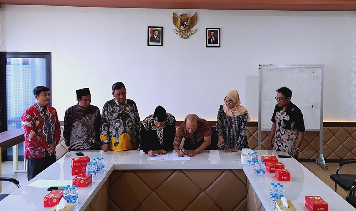 BAWASLU SIDOARJO DAN UNUSIDA TEKEN MOU UNTUK PERKUAT PENDIDIKAN DEMOKRASI PADA MASYARAKAT