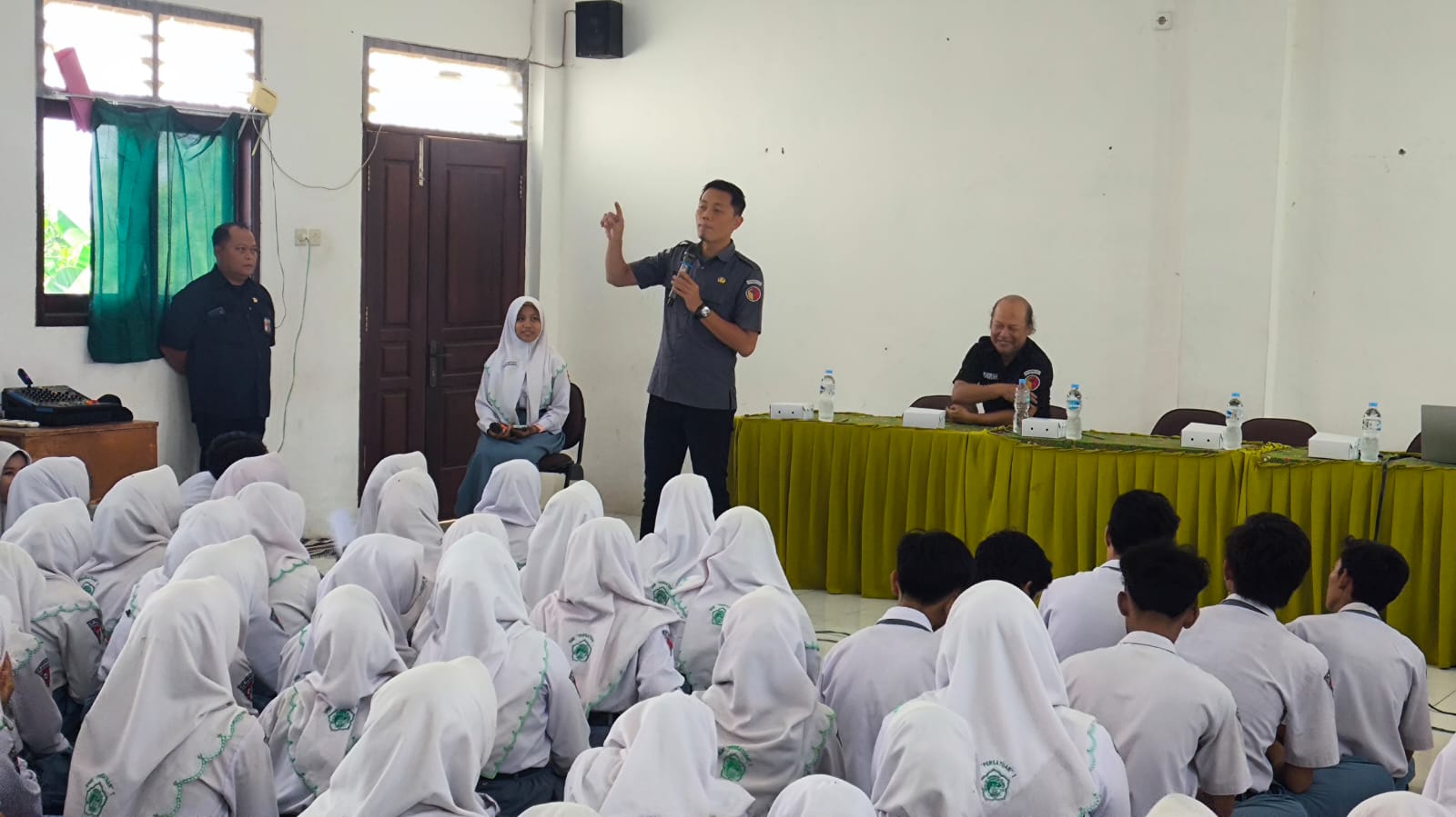 BAWASLU SIDOARJO LAKUKAN UJI PETIK PEMILIH PEMULA DI SMK PERSATUAN 1 TULANGAN