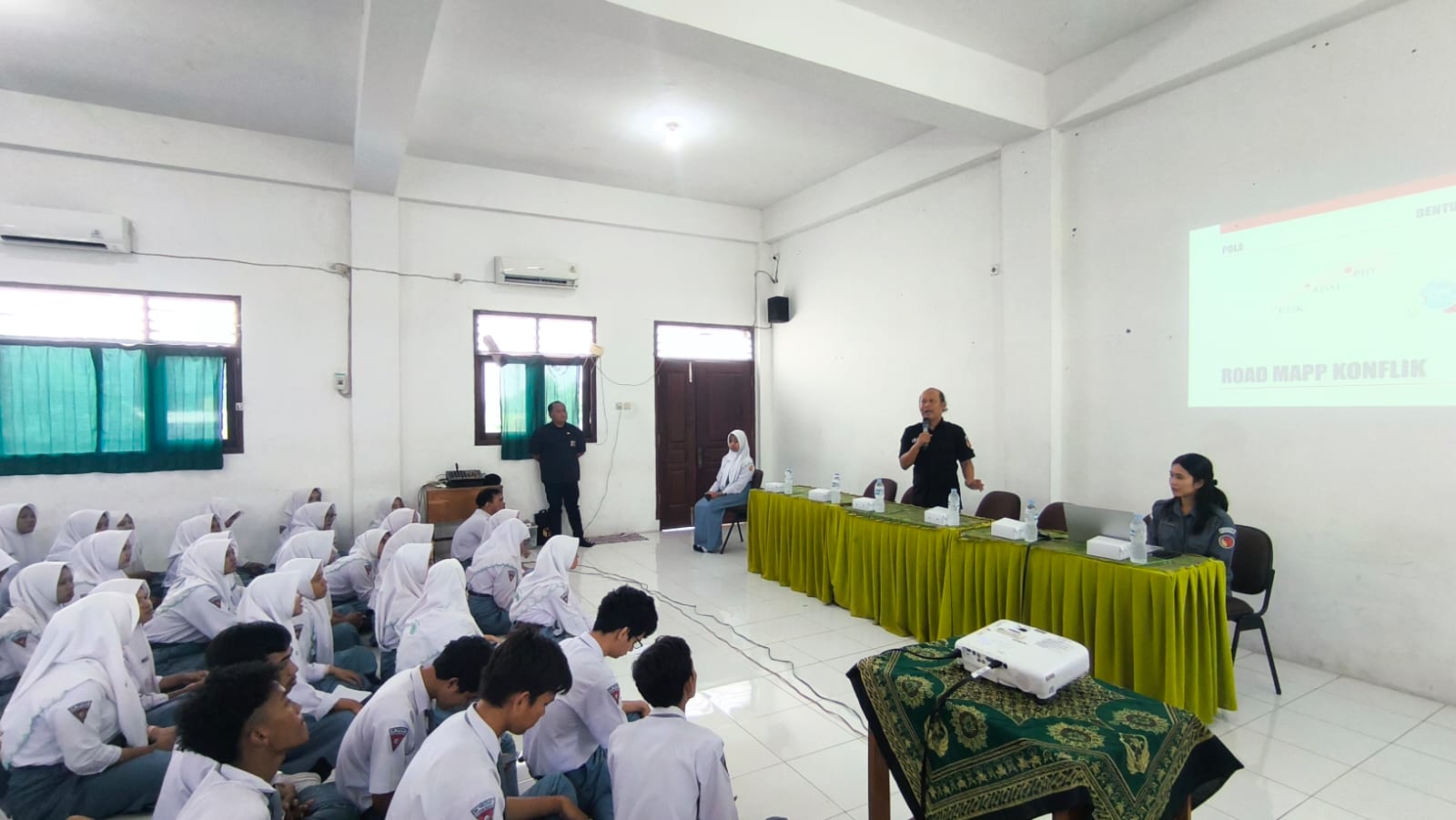 BAWASLU SIDOARJO GOES TO SCHOOL, KENALKAN DEMOKRASI DAN MERITOKRASI KEPADA PELAJAR SMK PERSATUAN 1 TULANGAN