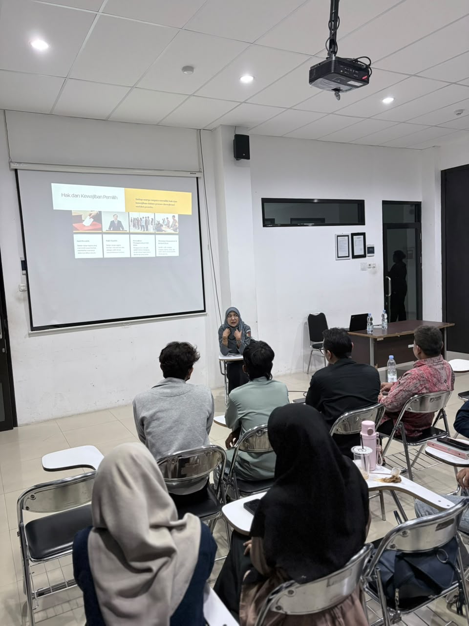 AGISMA D. FASTARI KENALKAN DEMOKRASI DAN PENGAWASAN PEMILU KEPADA MAHASISWA AKUNTANSI UNUSIDA
