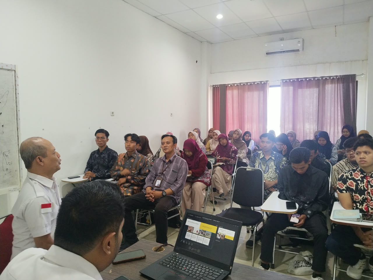 AGUNG NUGRAHA DAN MAHASISWA PGMI UNUSIDA DISKUSIKAN DEMOKRASI DAN PENGAWASAN PEMILU DALAM BAWASLU SIDOARJO GOES TO CAMPUS