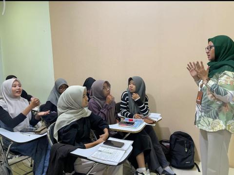 ADINDA MASITA DEWI AJAK MAHASISWA PENDIDIKAN BAHASA INGGRIS UNUSIDA KENALI PERAN DALAM DEMOKRASI MELALUI BAWASLU MENGAJAR