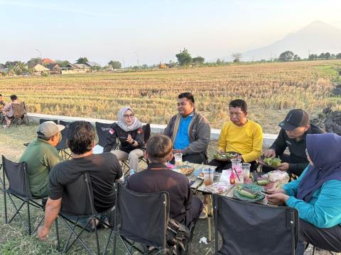 WARUNG PENGAWASAN EDISI KESEMBILAN, BAWASLU SIDOARJO DORONG LITERASI DEMOKRASI DI TULANGAN