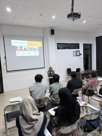 AGISMA D. FASTARI KENALKAN DEMOKRASI DAN PENGAWASAN PEMILU KEPADA MAHASISWA AKUNTANSI UNUSIDA